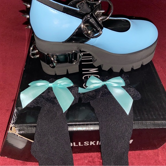 Mary Janes features a two tone design, a treaded platform sole & chunky heel. - Picture 5 of 5